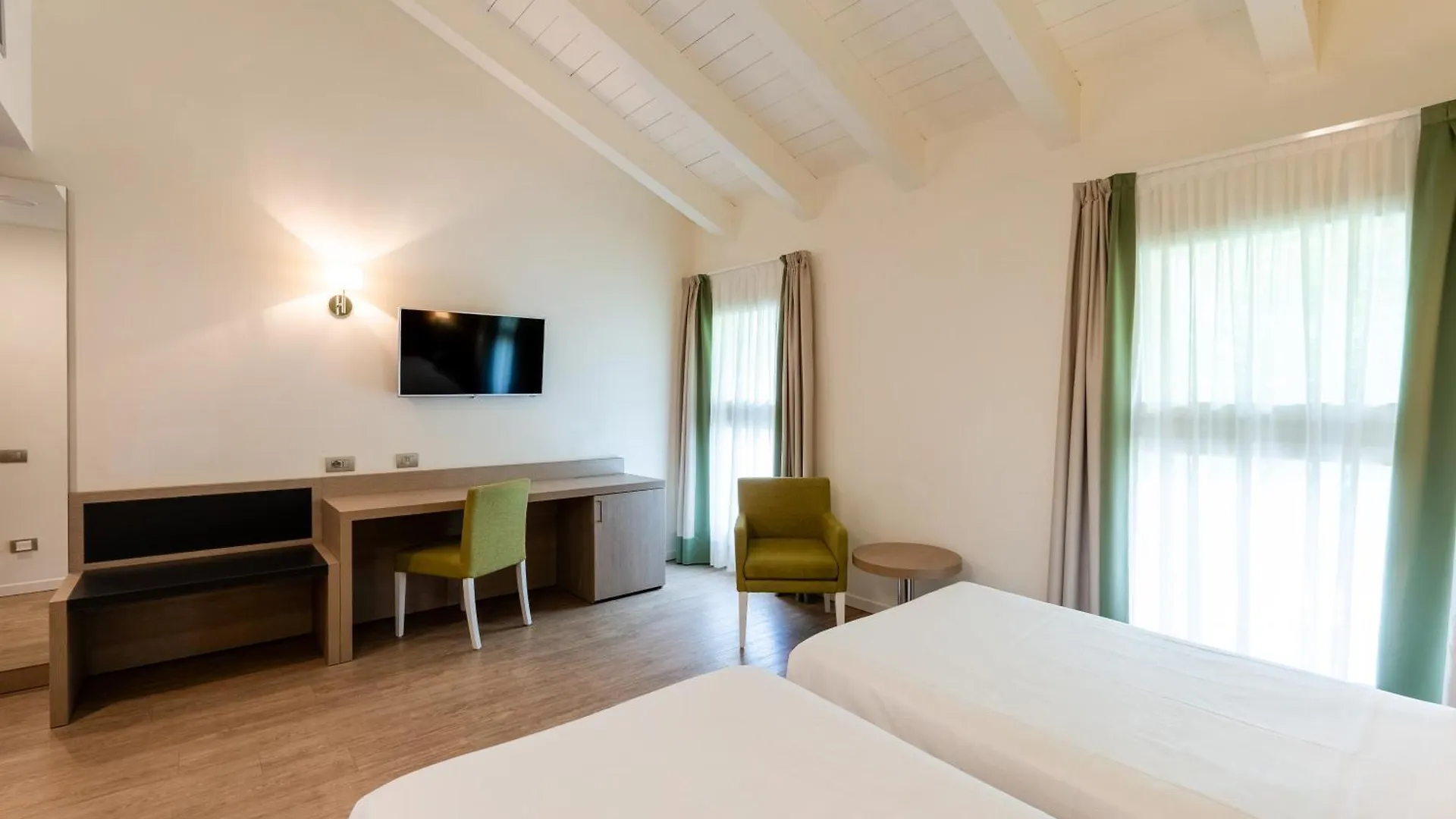 Hotel Villa Borghi Varano Borghi 4*,