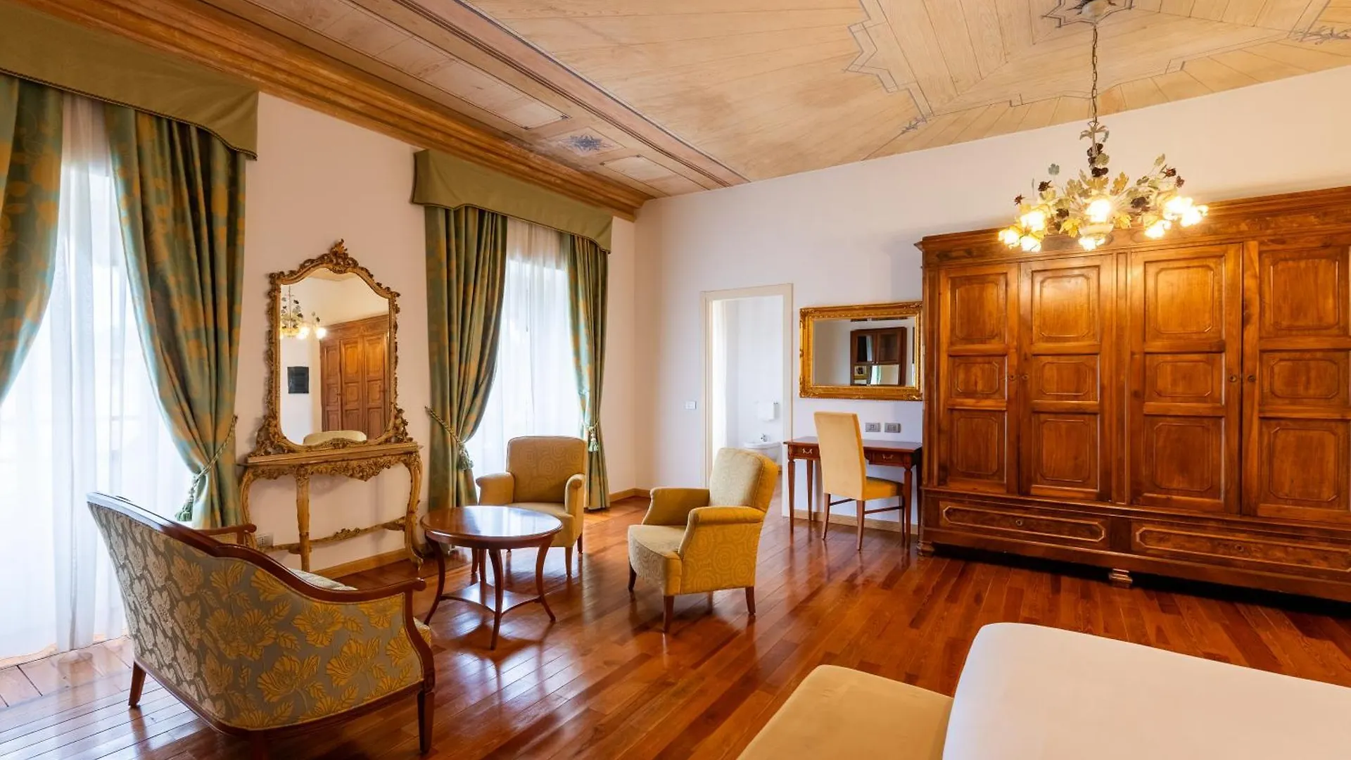 Hotel Villa Borghi Varano Borghi 4*,