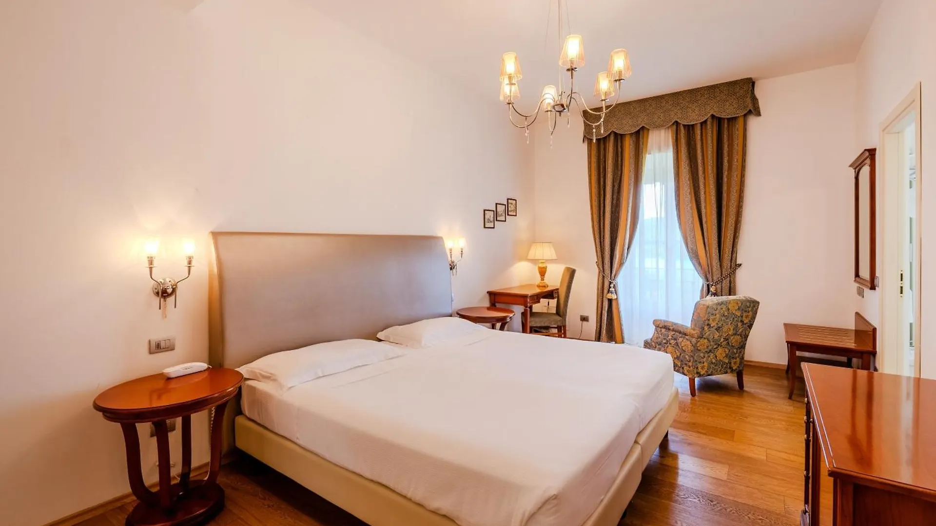 Hotel Villa Borghi Varano Borghi İtalya